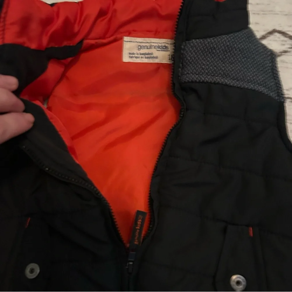 Genuine kids from oshkoshbgosh Black and Red Puffer Vest 18 months boy or girl